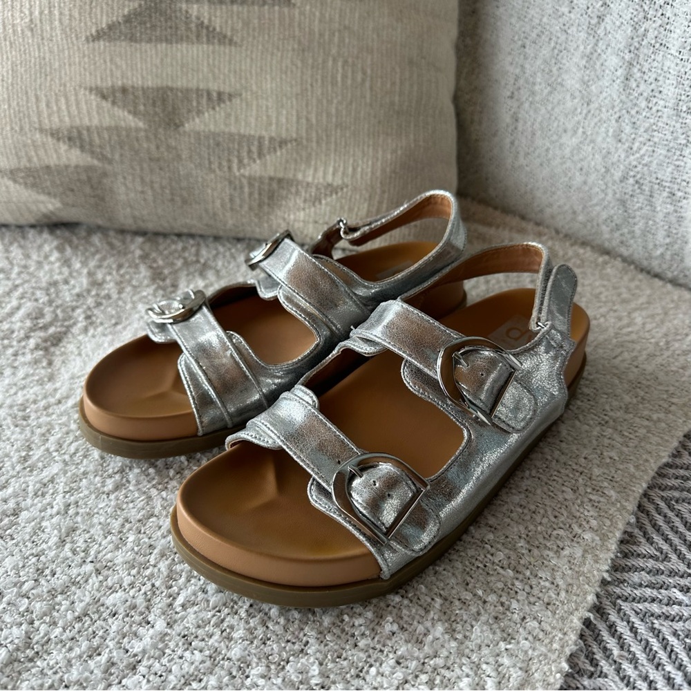 Dolce Vita Alda Sandal Silver Metallic Buckle Flat Platform - Picture 3 of 9